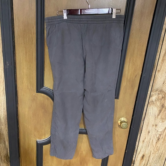 Banana Republic gray cropped pants. Size medium. - Picture 3 of 4